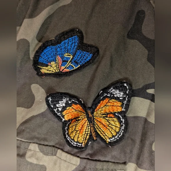 Forever 21 Camouflage Button-Up Shirt with Patches - Picture 4 of 7